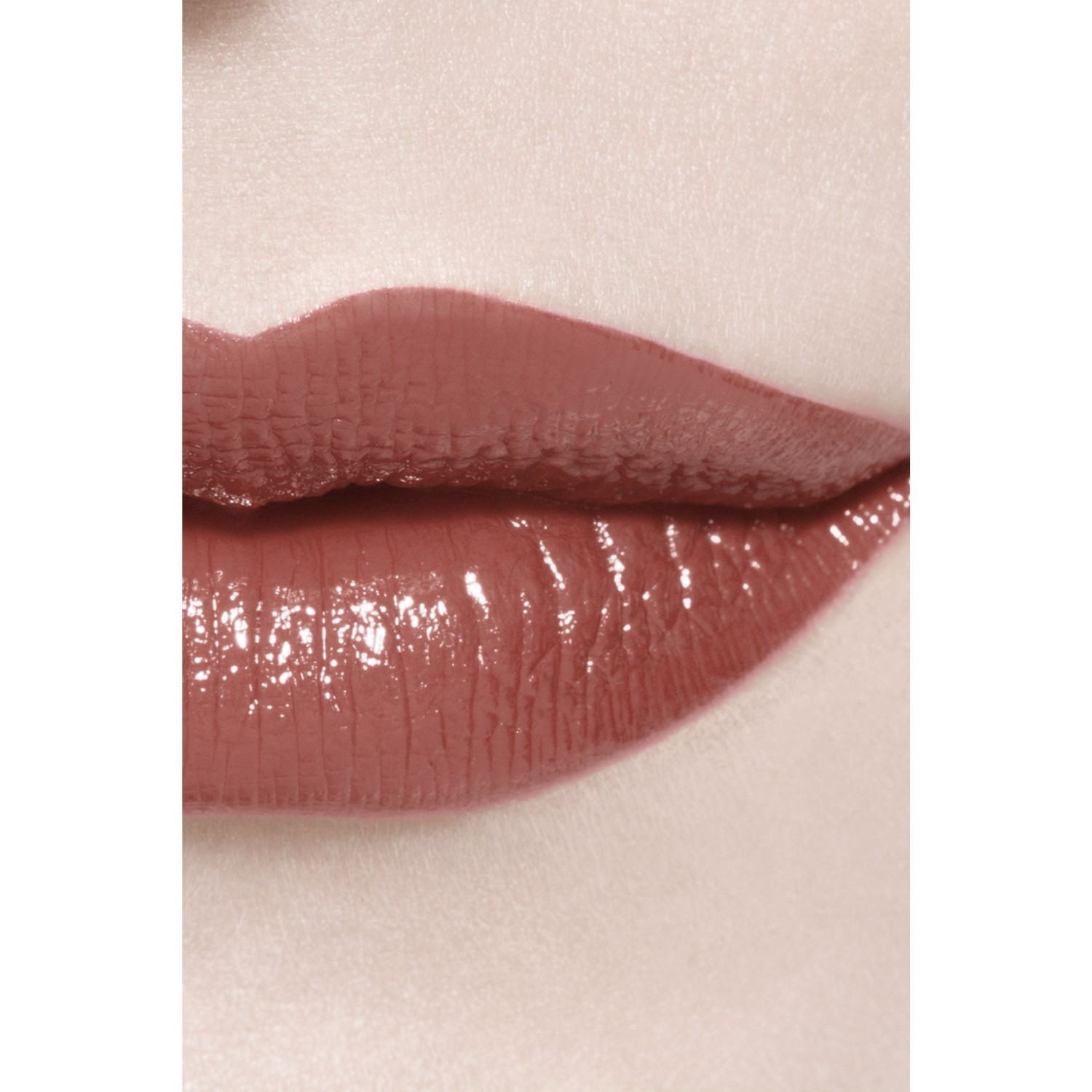 LA BARRA DE LABIOS HIDRATANTE Y REPULPADORA DE LARGA DURACIÓN. COLOR Y BRILLO INTENSOS.